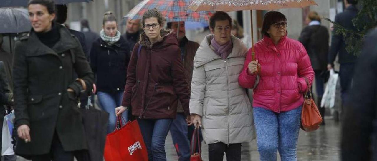 Últimas compras antes de la llegada de los Reyes  |  Las compras de última hora son un clásico más de la Navidad. Ayer las prisas para obtener los regalos de la noche de Reyes combinadas con la lluvia provocaron varios colapsos en el centro de la ciudad. Las jugueterías, los centros comerciales, las galerías y calles como la de Príncipe, en la imagen, se abarrotaron de rezagados que buscaban solventar la falta de previsión en las últimas horas antes de la llegada de sus Majestades.