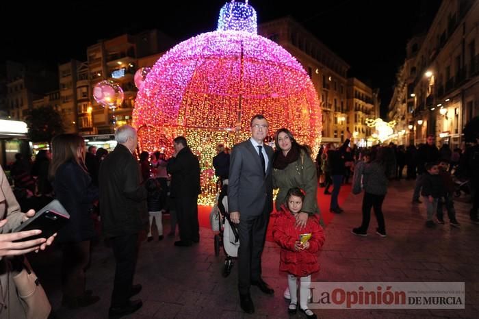 Estrellas y bolas ya brillan en las calles de Murcia