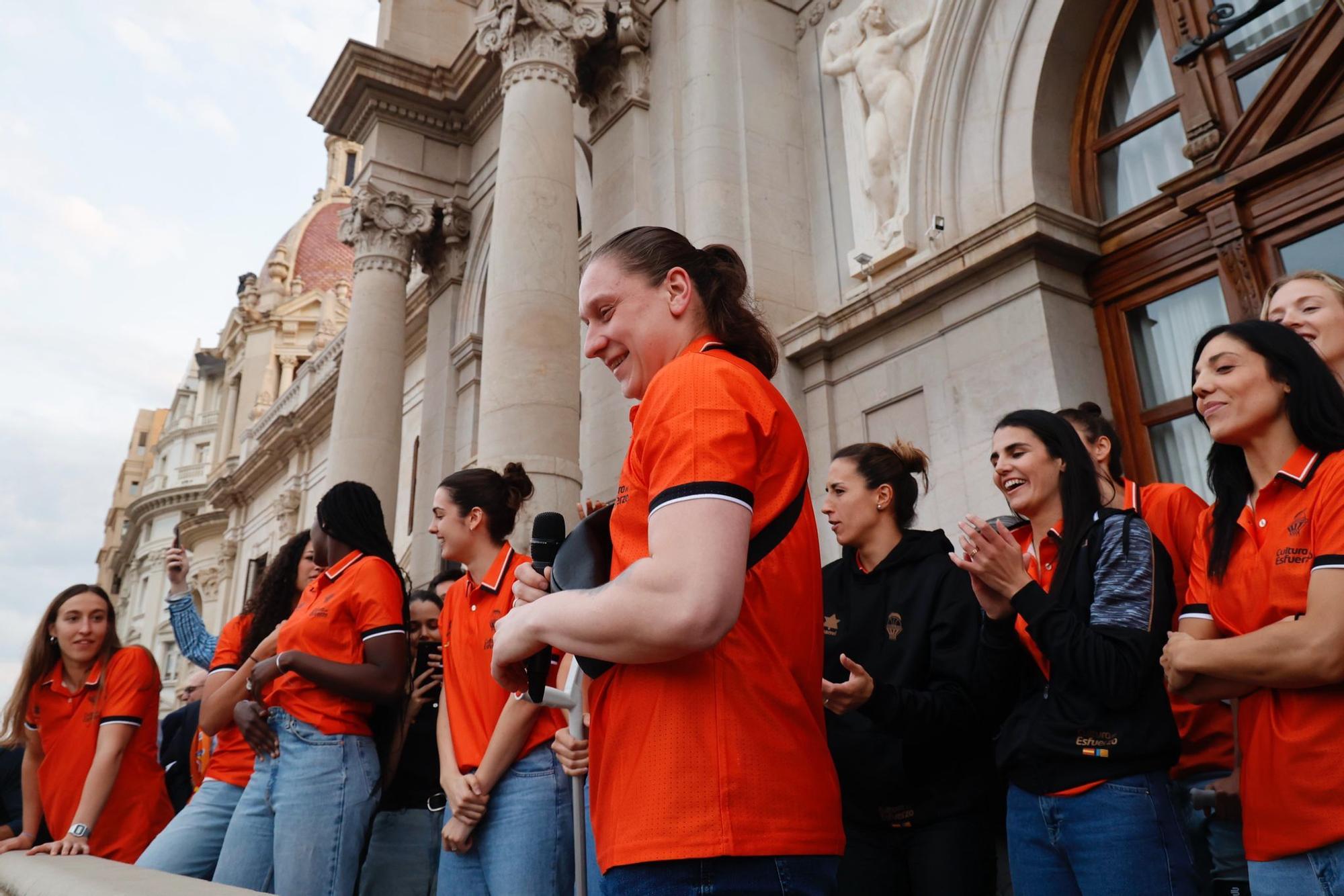 El Valencia Basket celebra en casa su triplete histórico