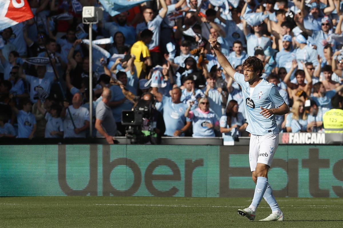 VIGO (PONTEVEDRA), 18/05/2025.- El defensa del Celta Marcos Alonso celebra su gol durante el partido de la jornada 37 de LaLiga entre el Celta de Vigo y el Rayo Vallecano, este domingo en el estadio de Balaídos, en Vigo. EFE / Salvador Sas