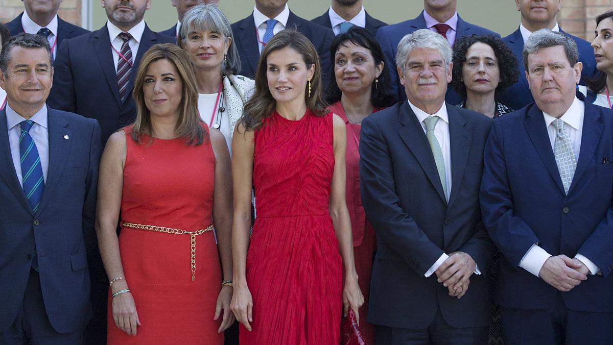 La reina Letizia y Susana Díaz, ambas de rojo en un acto en Málaga.