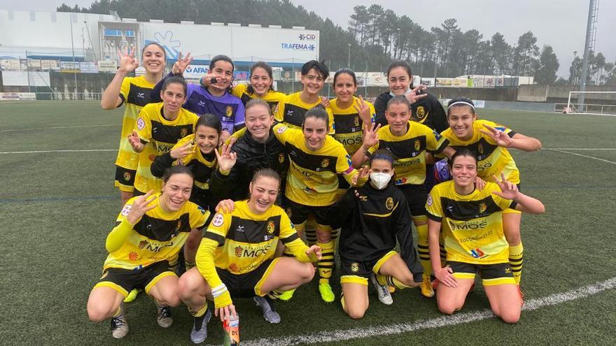 Las jugadoras del Mos celebran su victoria.