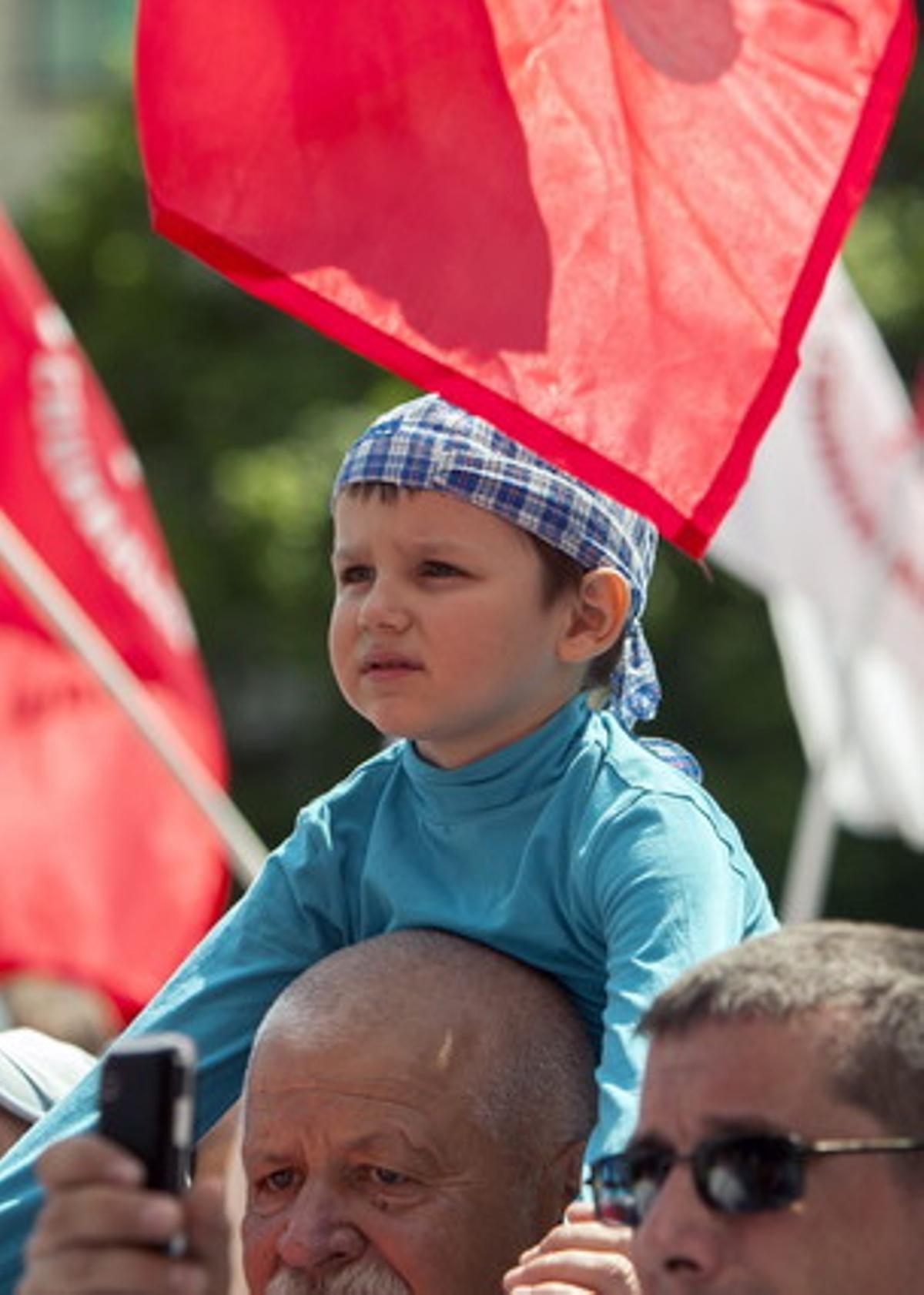 Simpatizantes del Partido Comunista de Moldavia participan en una manifestación del Primero de Mayo.