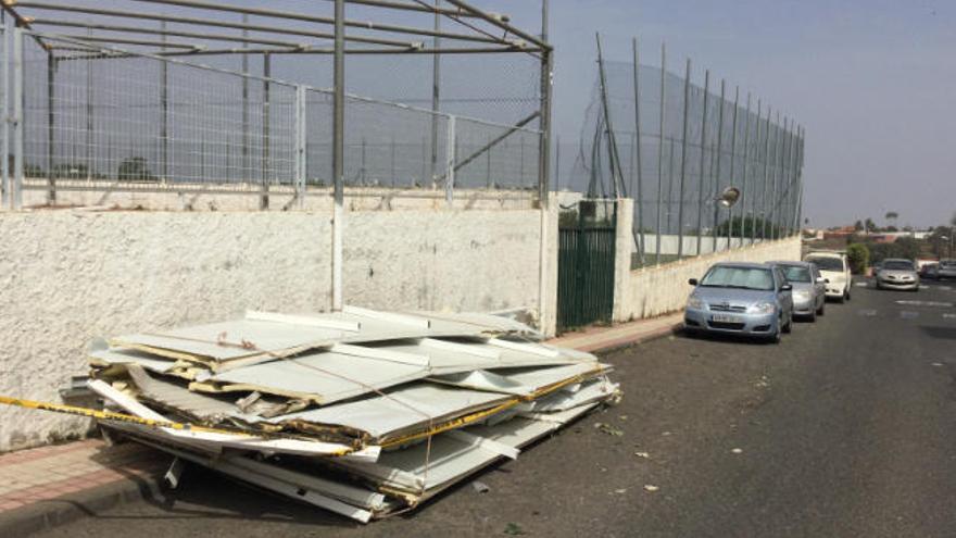 Las planchas que componían el techo de la terraza y un poste de la cancha, dañados por el impacto.