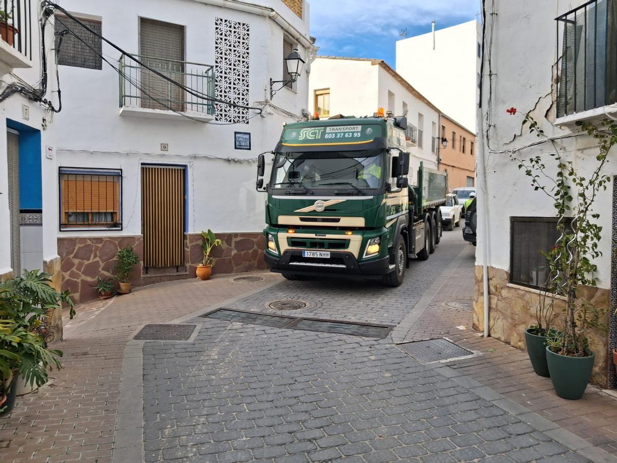 El traslado de las estructuras ha estado condicionado por las dificultades de acceso a la obra.