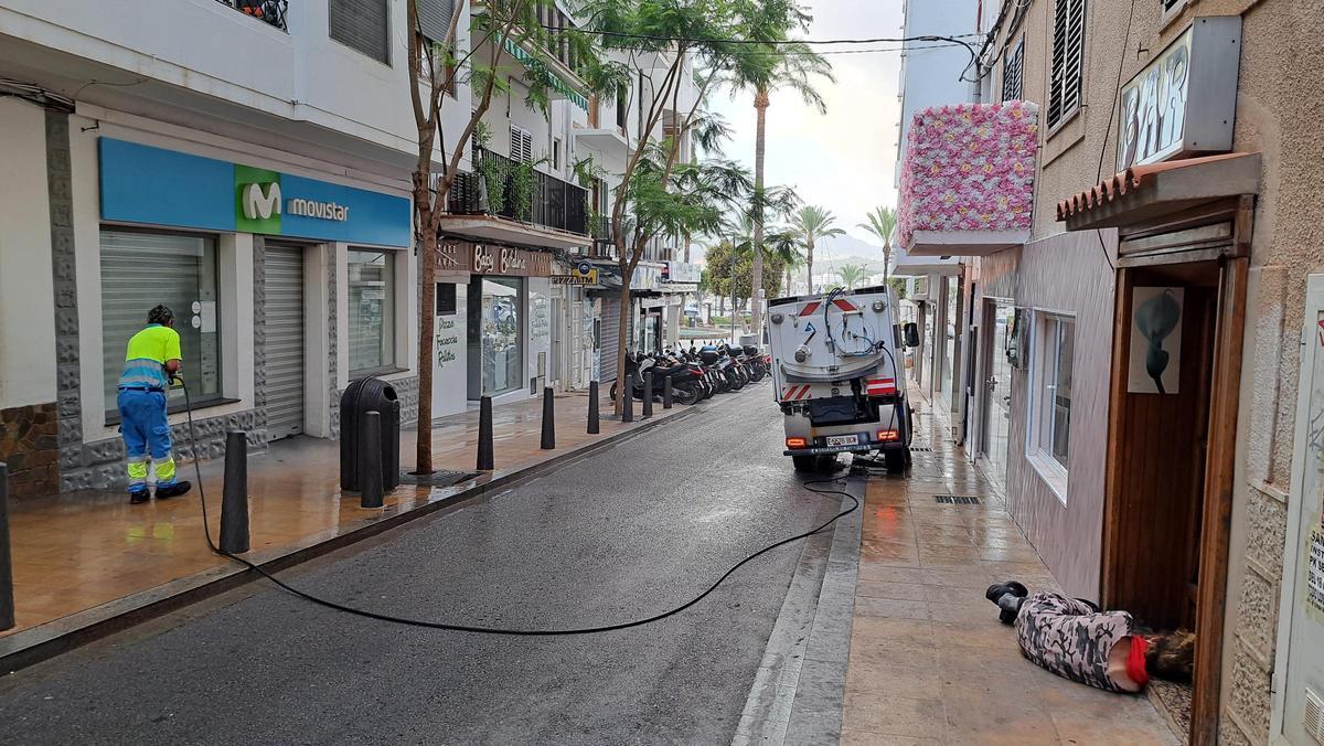 Galería de imágenes de la suciedad en el la playa de s'Arenal de Sant Antoni a primera hora de la mañana Galería de imágenes de la suciedad en el la playa de s'Arenal de Sant Antoni a primera hora de la mañana