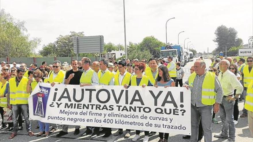 Unas 300 personas reclaman el arreglo urgente de la Nacional 432