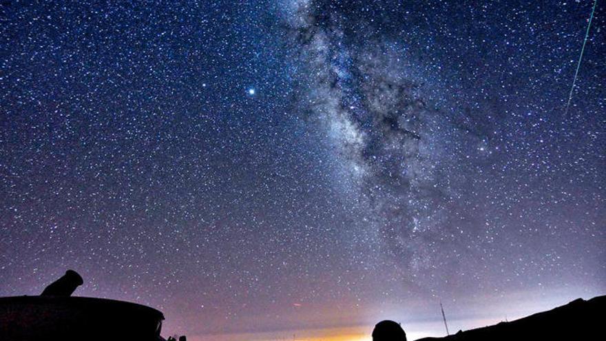 Una perseida (arriba a la derecha) al lado de la Vía Láctea en una foto realizada ayer en el Observatorio del Teide .