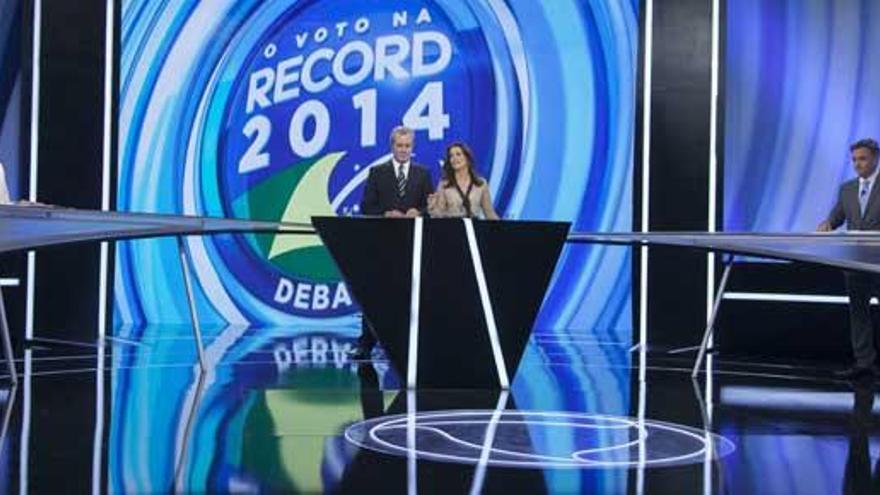 Rousseff y Neves, durante el debate.