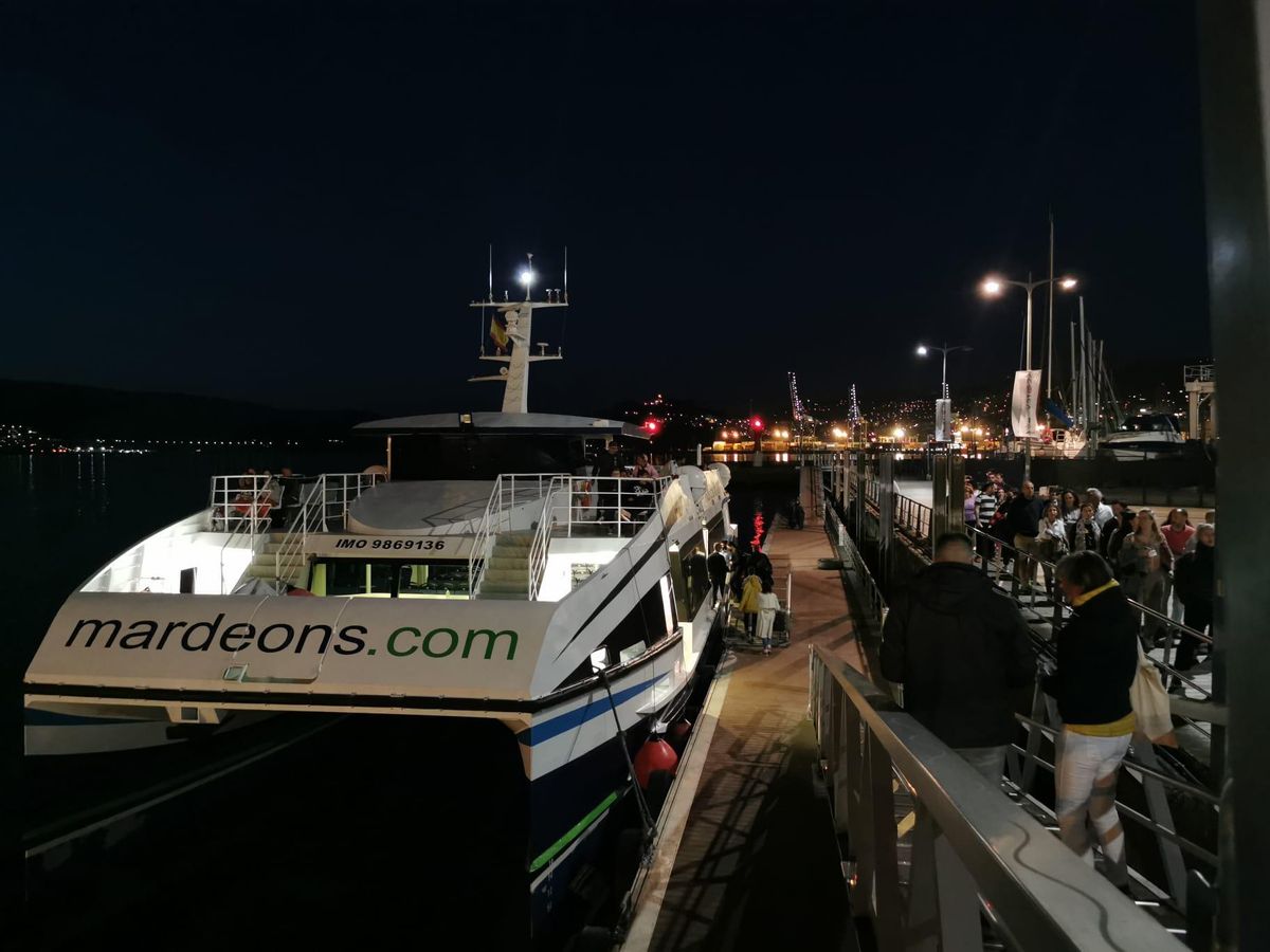 Un barco de Mar de Ons en el puerto de Vigo.