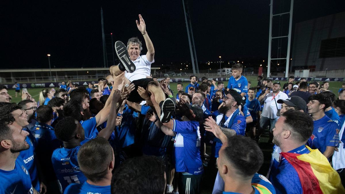 Juan Carlos Beltrán, manteado tras el ascenso del Utebo.