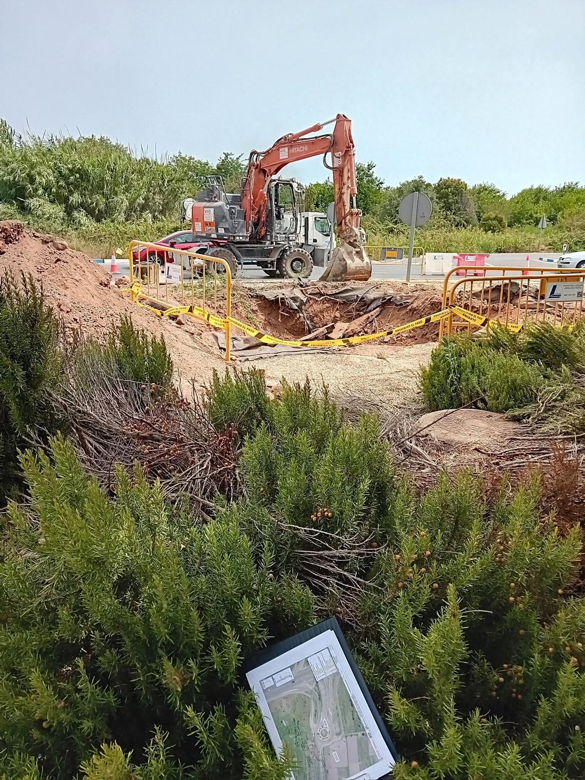 Reparación del colector en la rotonda de la V-21 que provocó el cierre de playas en La Pobla y el Puig.