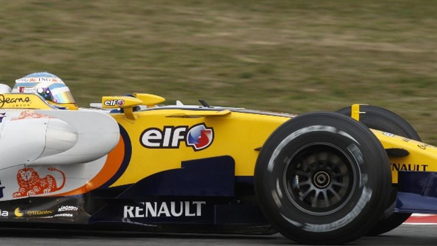 El piloto español de Fórmula Uno Fernando Alonso, de la escudería Renault, durante los entrenamientos celebrados hoy en Montmeló (Barcelona);.