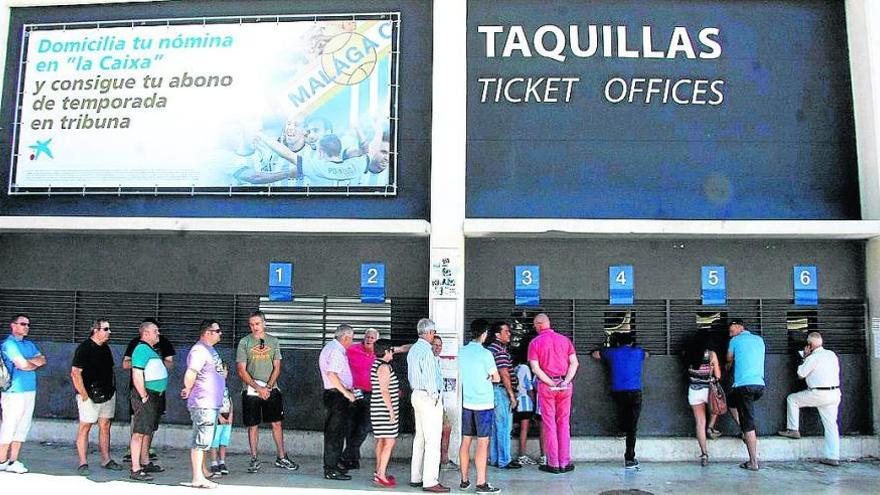 Aficionados renovando el abono