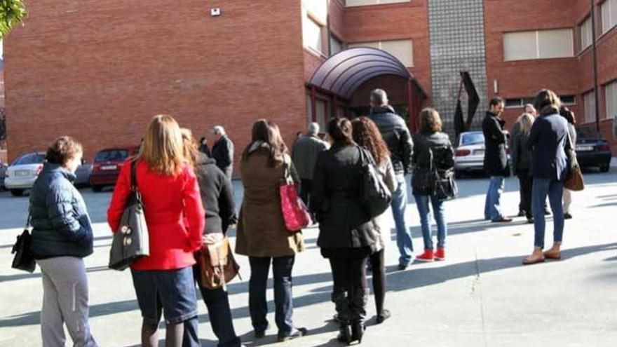 Decenas de aspiratnes a una plaza en la Diputación acuden a un examen, en marzo de 2011