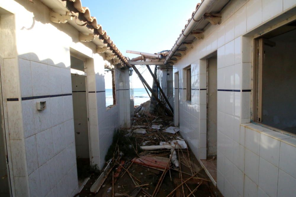 Las casas sufren derrumbes y el mar destruye porches y aceras y abre grandes socavones