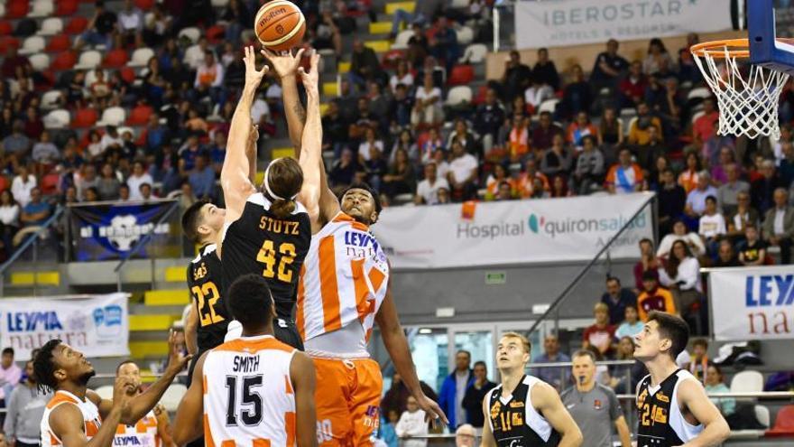 Salto entre Anthony Green y Stutz en el partido entre el Leyma y el Lleida de la primera vuelta.