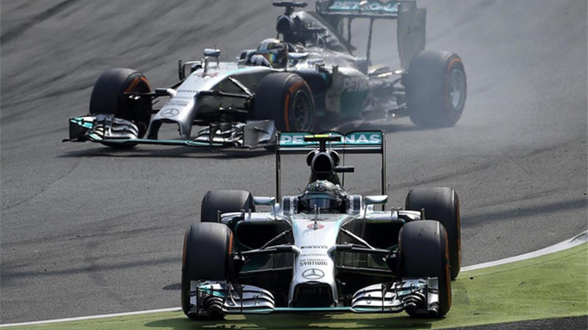 Hamilton aprovechó una 'excursión' de Rosberg