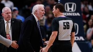 Gregg Popovich en plena discusión con el árbitro del partido, antes de ser expulsado.