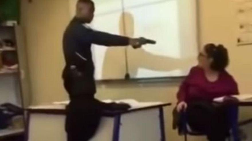Un alumno apunta con un arma a su profesora en un instituto francés