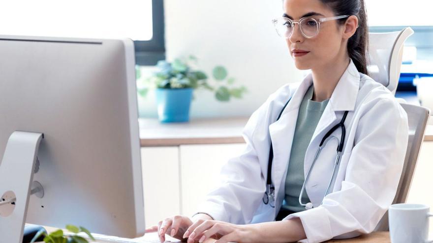 Una médica realiza gestiones digitales. | cedida a LNE