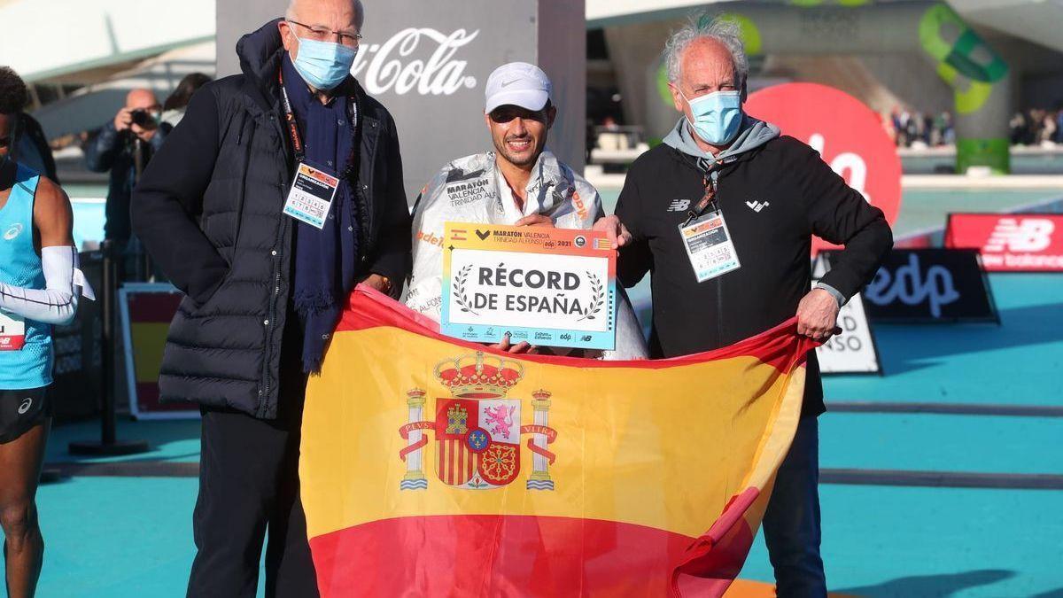 Hamid Ben Daoud, junto a Juan Roig y Paco Borao tras su récord de España.