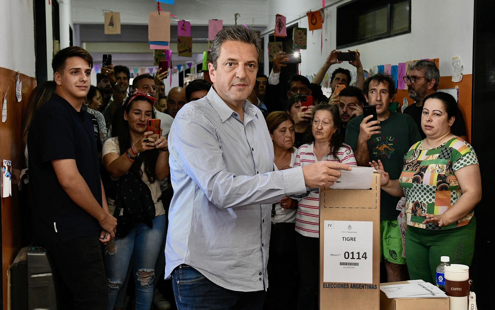 El candidato oficialista a la Presidencia argentina, Sergio Massa, emite su voto