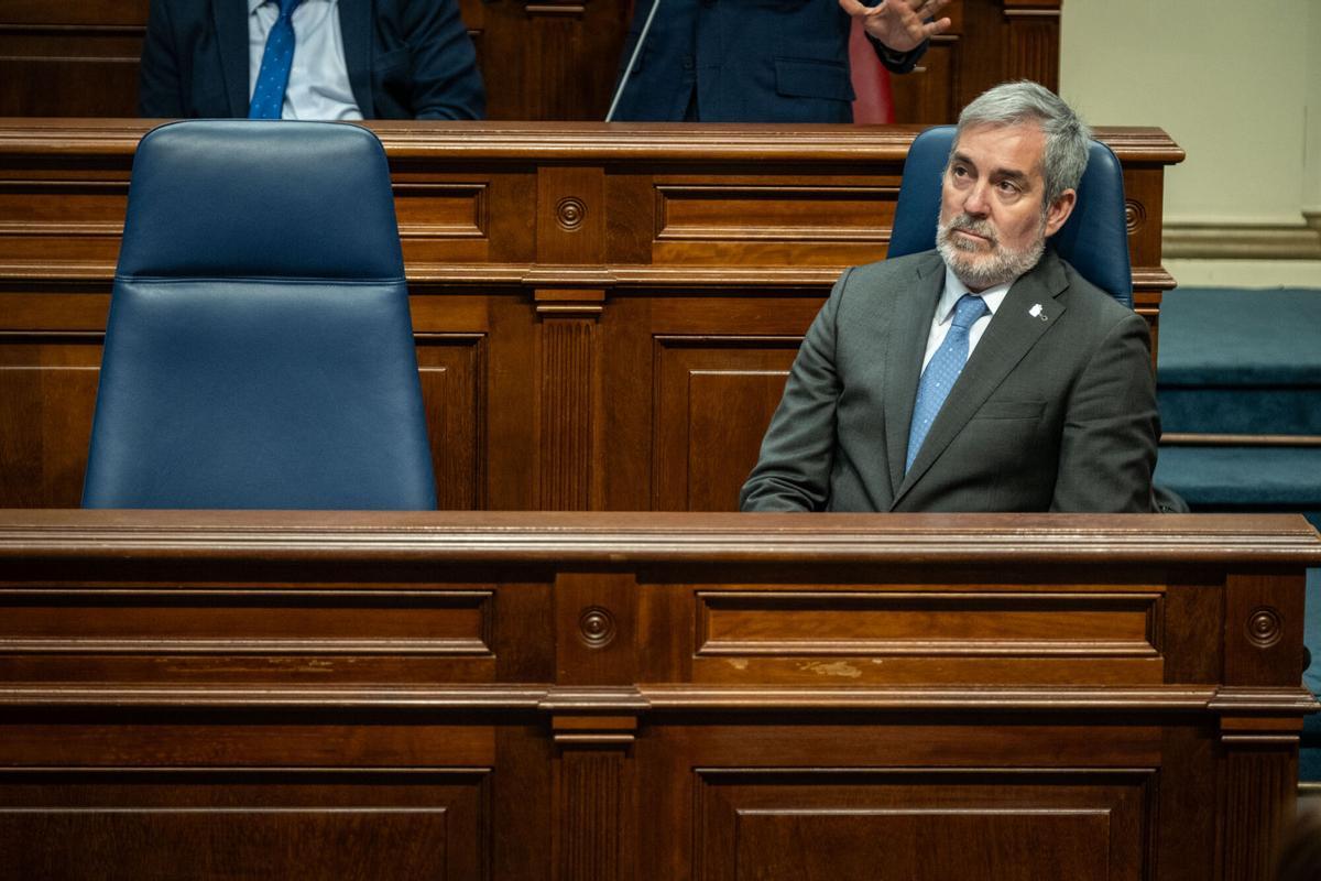 Pleno del Parlamento de Canarias Preguntas de control al presidente Fernando Clavijo sobre la crisis sanitaria del MV Hondius. Al resto de consejeros se les preguntará y comparecerán para abordar otros asuntos.