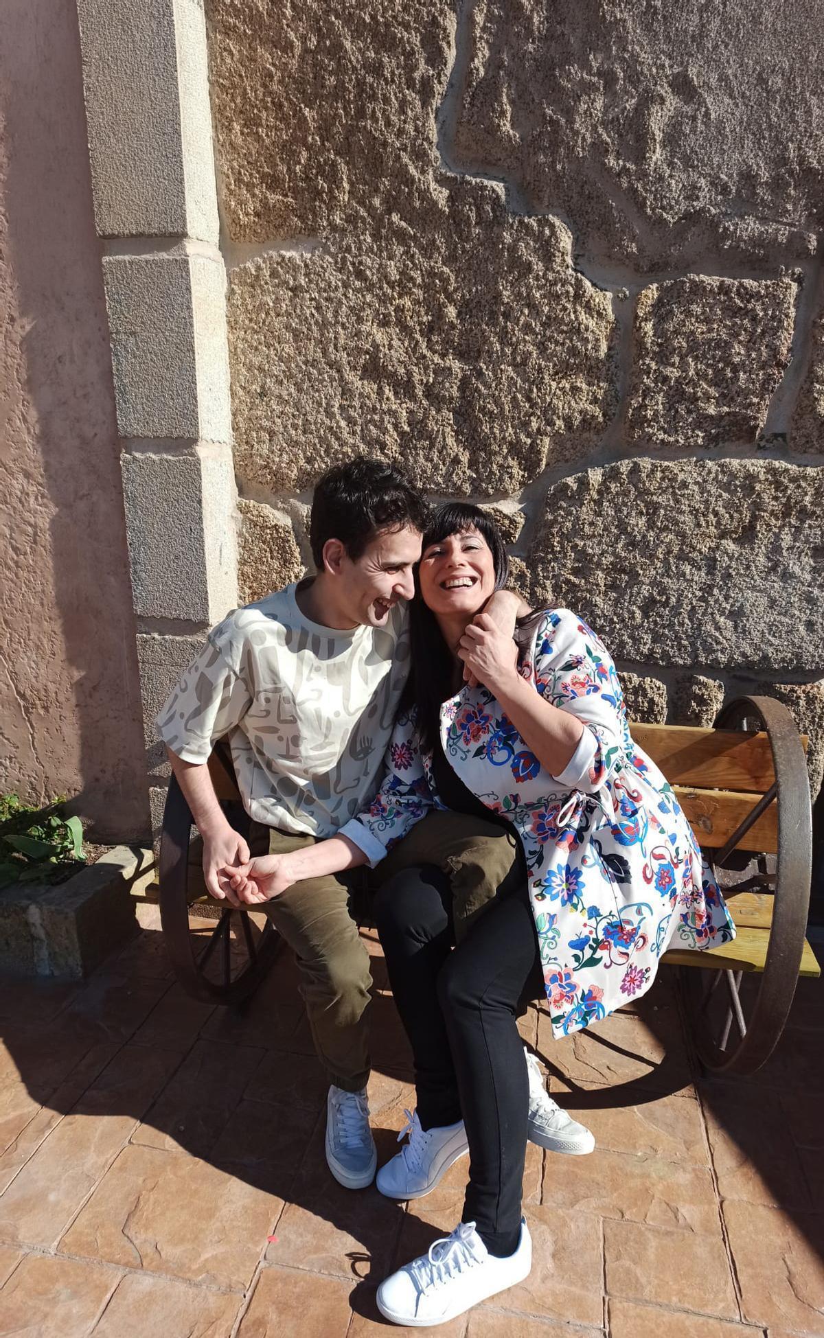 Luz Grandal con su hijo Sergio, en el banco que tienen en la puerta de su casa