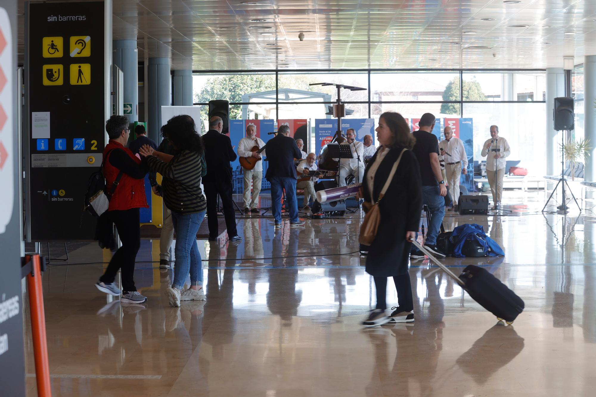El Día de la Poesía en la comarca de Avilés: flashmob en el Aerpuerto, exposiciones y recitales