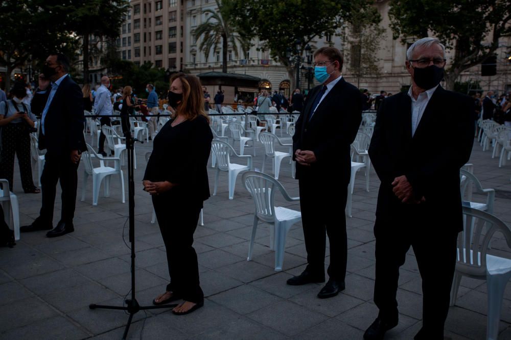 Homenaje a las víctimas del COVID en la plaza del ayuntamiento