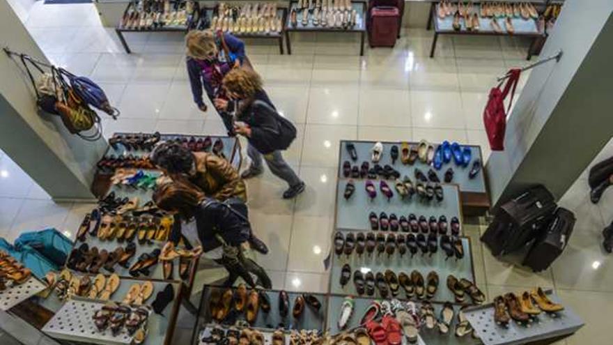 Varias mujeres miran los zapatos rebajados.  | josé carlos guerra