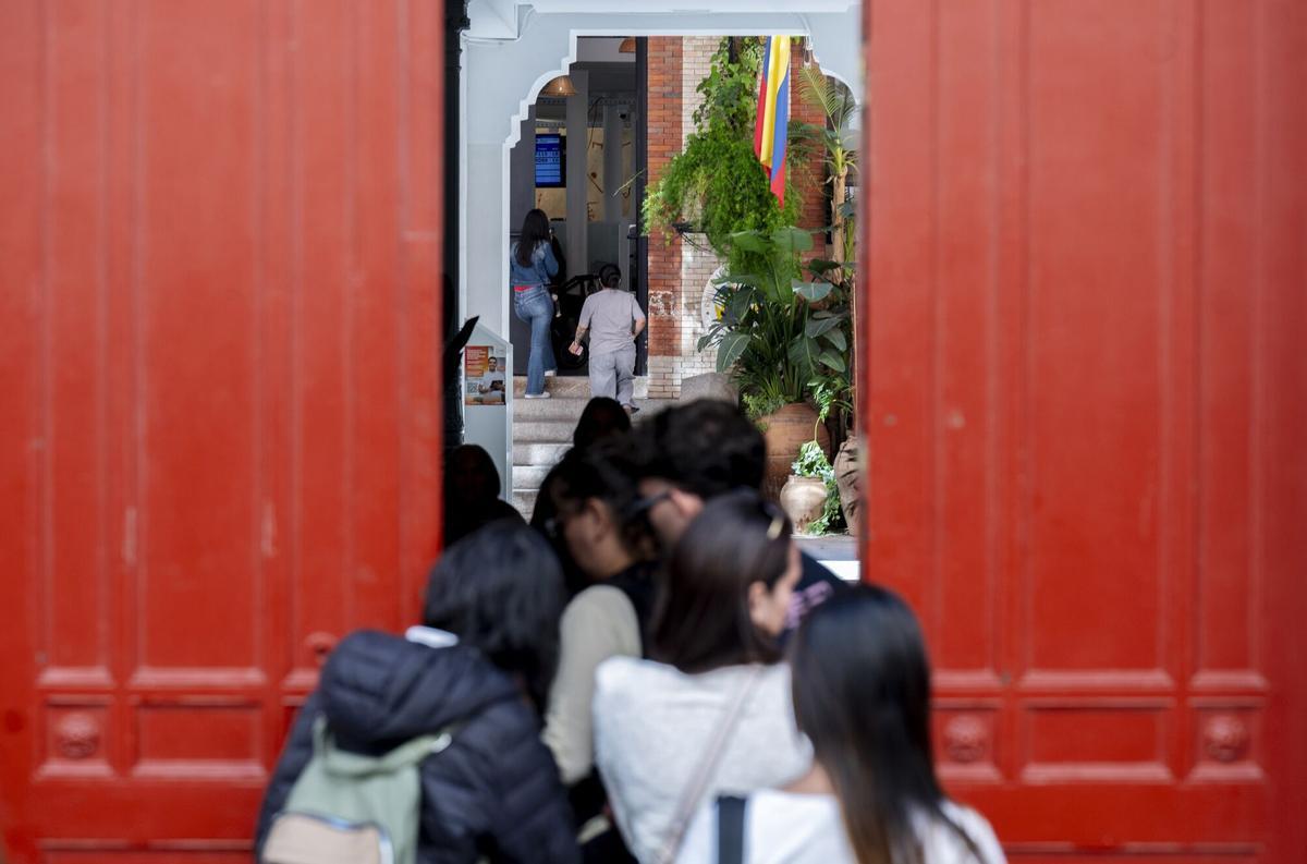Varias personas hacen cola en el Consulado de Colombia, en Madrid este martes.