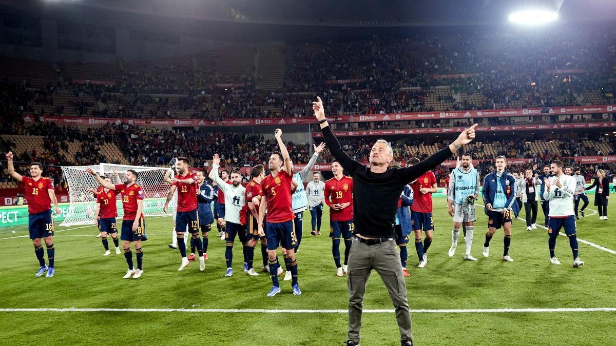 "¡Luis Enrique!" Baño de masas del seleccionador en La Cartuja