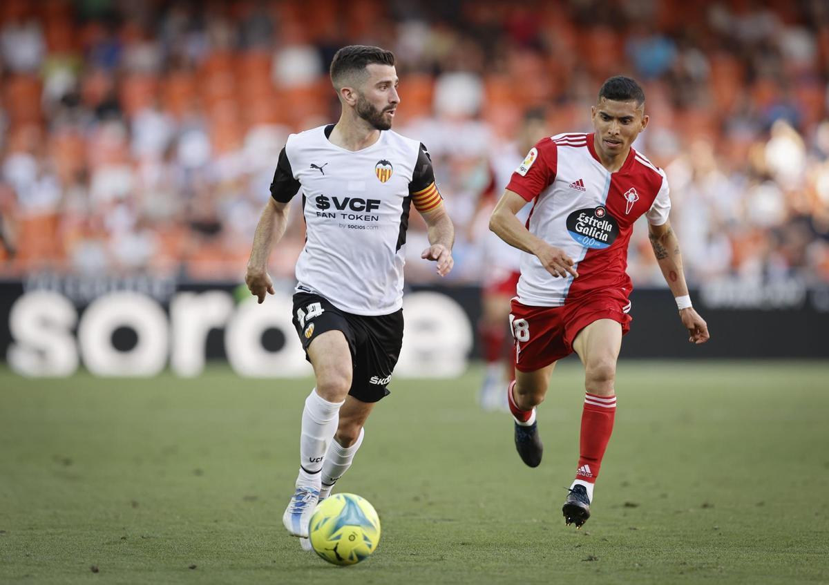 VALENCIA, 21/05/2022.- El centrocampista del Valencia José Luis Gayá (i) con el balón ante el centrocampista mexicano Orbelín Pineda durante el partido de Liga que disputan en el estadio Mestalla de Valencia. EFE/ Kai Forsterling