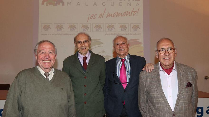 De izquierda a derecha, Rafael Esteve, Gerardo Hernández Les, Manuel Olmedo y Antonio Fuentes, en el acto de la Sociedad Civil Malagueña.