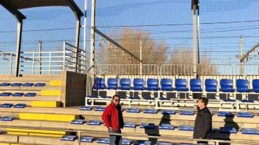 El alcalde de Silla y el concejal de deportes en el campo de fútbol.