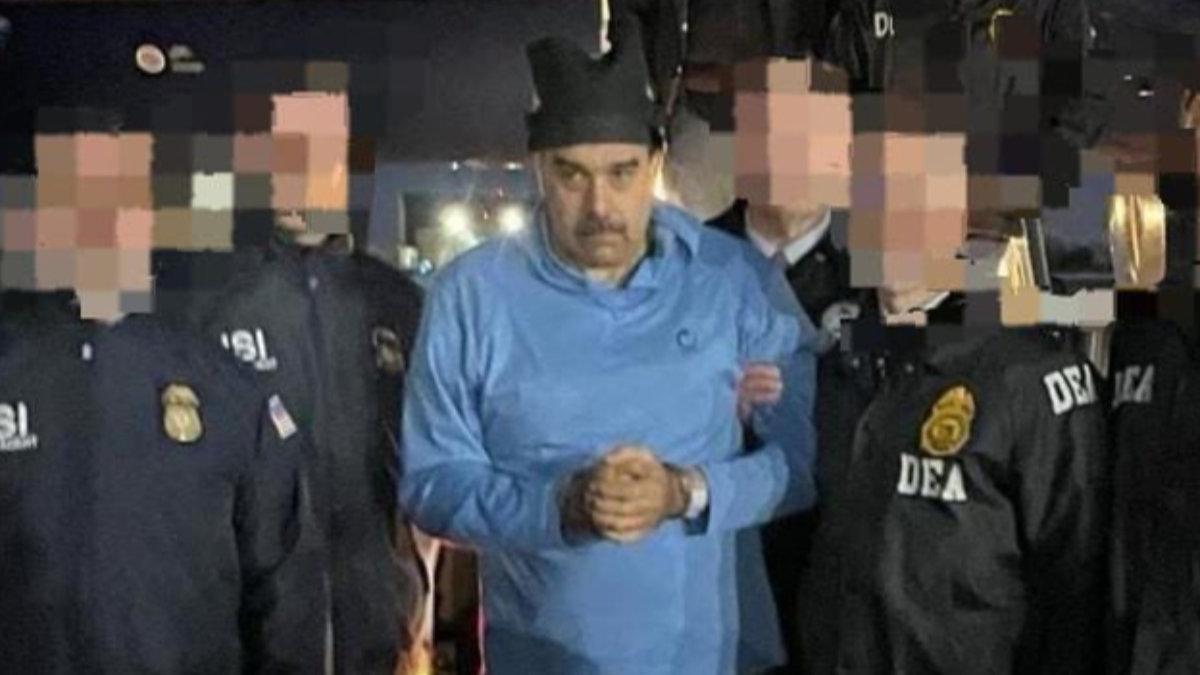 Nicolás Maduro, rodeado de agentes de la Administración para el Control de Drogas de EEUU (DEA), a su llegada a Nueva York. / EFE