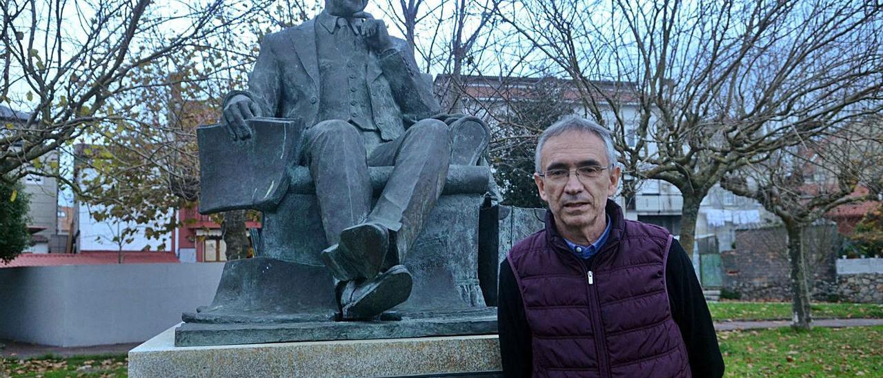 Benito Leiro, ayer, en Vilanova junto a la estatua de su admirado Julio Camba.  | // NOÉ PARGA