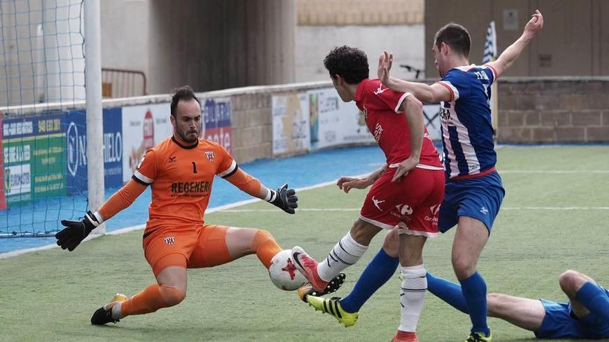 Iker Alegre remata a portería en una de las ocasiones del Caudal para empatar.