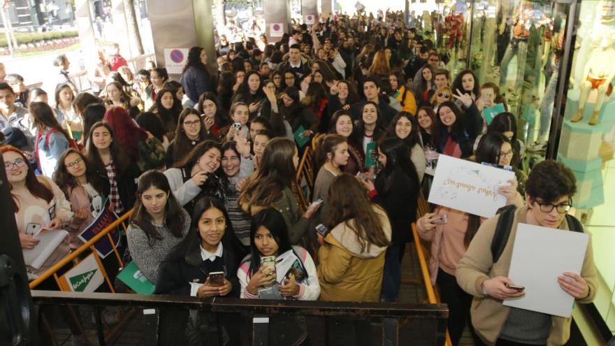 Fans de la gallega Miriam, de OT 2017, hacen cola en El Cortes Inglés de Vigo // Alba Villar