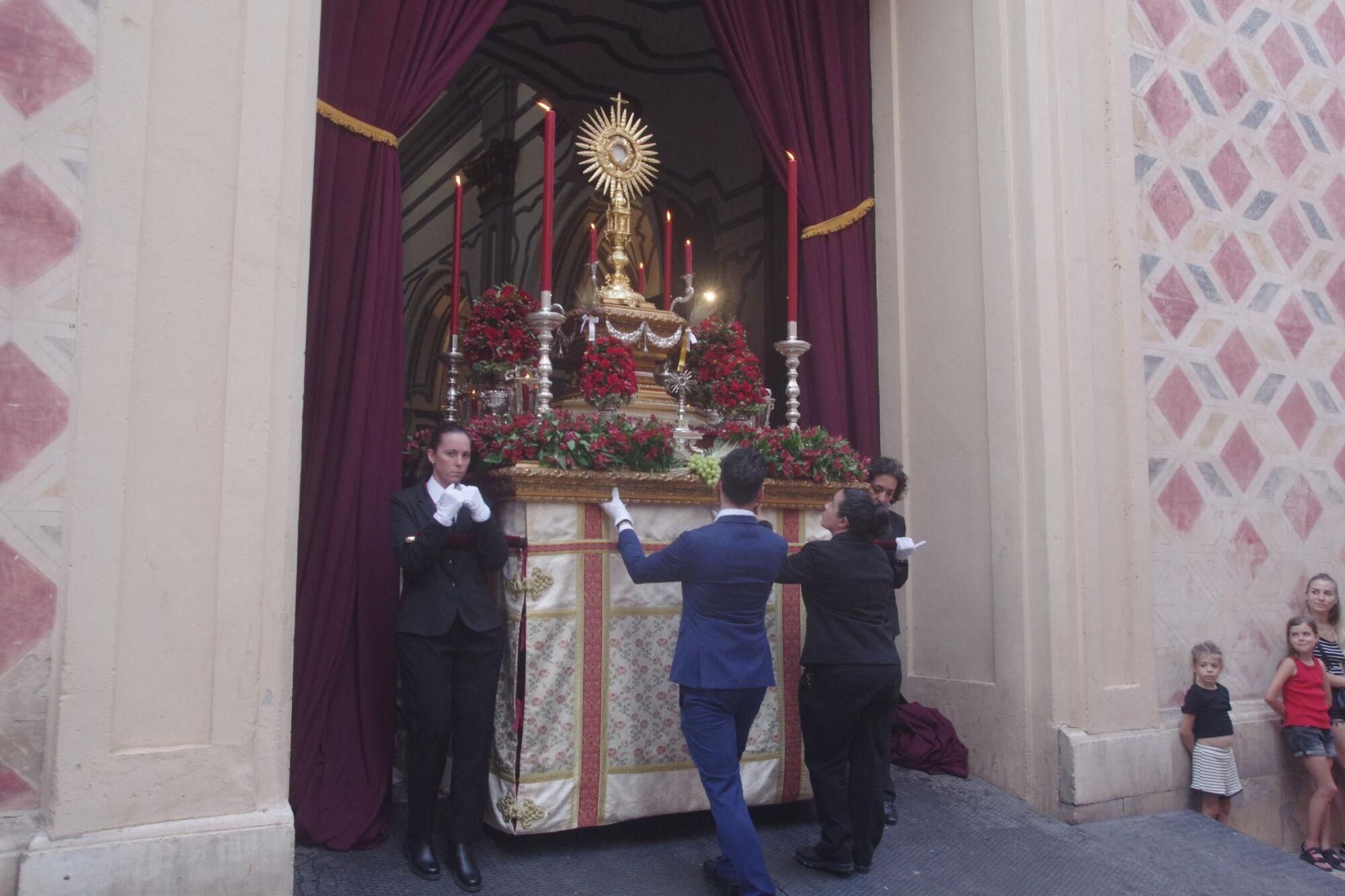 La archicofradía de los Dolores de la Parroquia de San Juan celebra, un año más, en la semana posterior a la Solemnidad del Corpus Christi, su Procesión de Minerva con Jesús Sacramentado