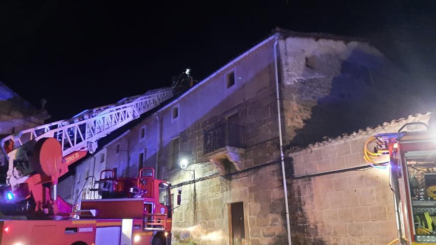 Un incendio en un domicilio de Villasbuenas de Gata causa importantes daños materiales