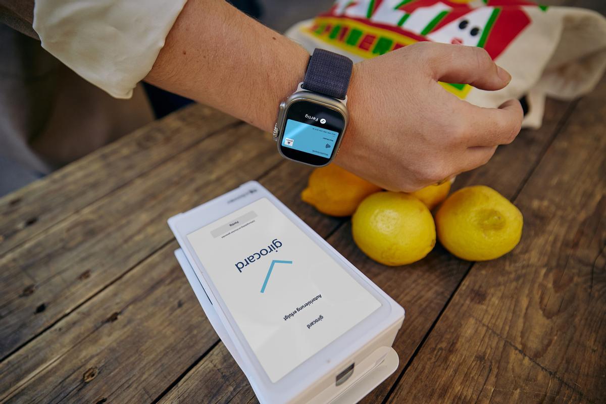 Beim Einkauf auf dem Markt genügt mit der digitalen girocard ein kurzes Vorhalten von Smartphone oder Smartwatch am Terminal.