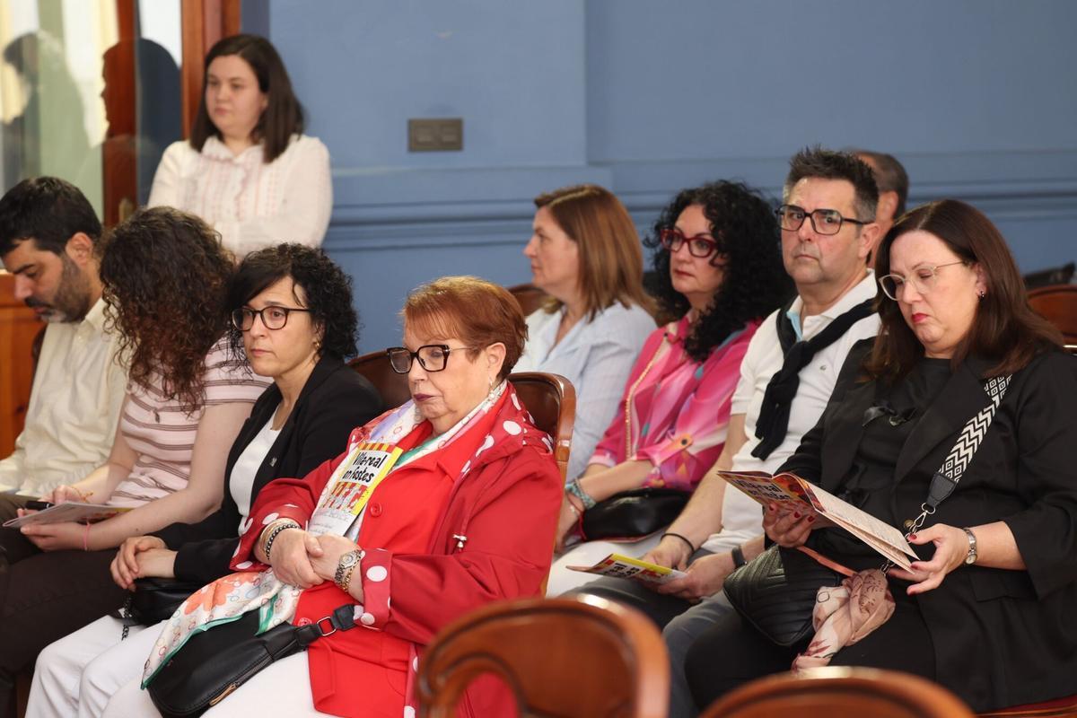 12/05/2026. VILA-REAL. En el Gran Casino, presentación del llibret de las fiestas de Sant Pasqual. Fotos variadas del acto, de la reina y las festeras ojeando el programa, etc.