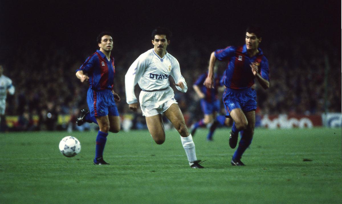 Ricardo Rocha disputa un balón con Pep Guardiola en el clásico liguero del Camp Nou en la temporada 1991/1992.
