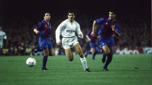 Ricardo Rocha disputa un balón con Pep Guardiola en el clásico liguero del Camp Nou en la temporada 1991/1992.