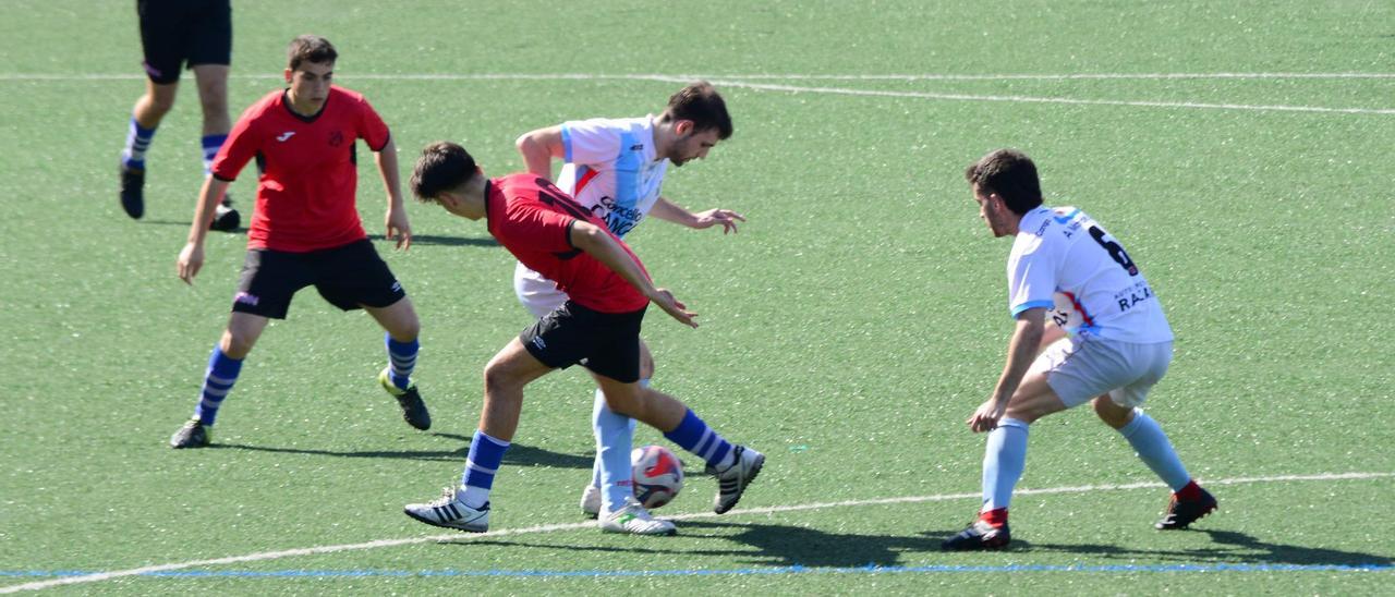 Un lance del encuentro en el campo Javier Guimeráns.