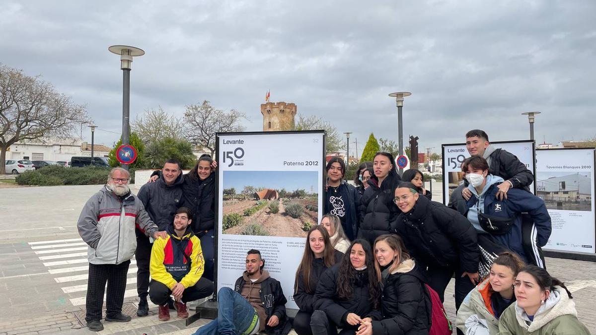 Representantes de Granja Júlia i Joves de la Coma, con el panel sobre la bioconstrucción.