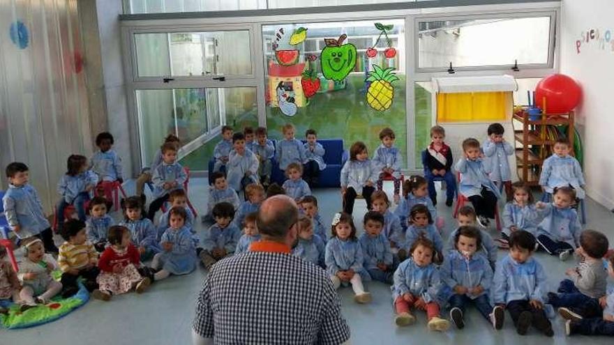 Las escuelas infantiles de O Revel y      O Tombo celebran el Día del Libro